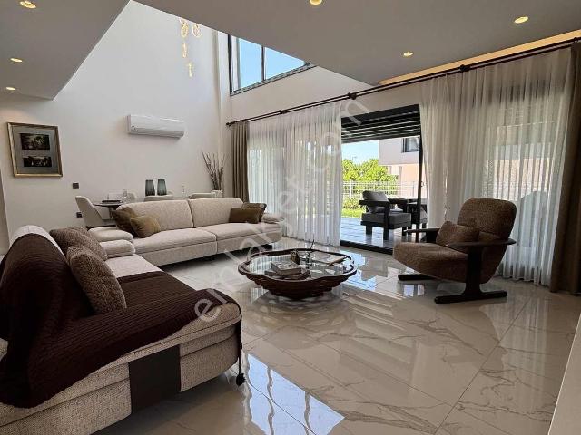 Kuşadası Karaovada Müstakil Geniş Bahçeli 3+1 Villa
