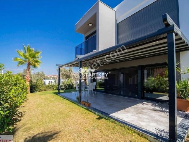 Kuşadası Sahil Sitelerinde Denize Yakın Lüks 3+1 Villa