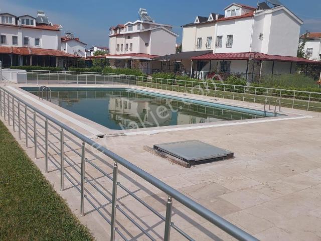 Kuşadası Sahil Sitelerinde Havuzlu Sitede 500 M2 Bahçeli Satılık 3+1 Tek Müstakil Villa