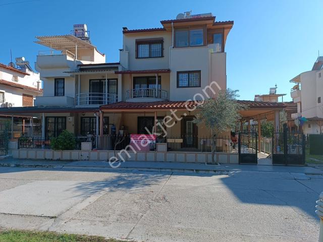 Kuşadası Sahil Sitesinde 210 M2 Satılık 4+1 Tripleks Villa