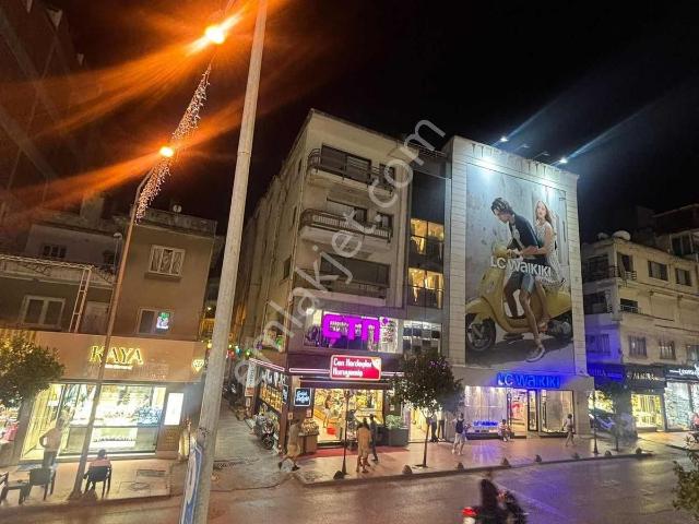 Kuşadası Sahil'de Dükkan, Ofis Veya Daire Satılık 3+1