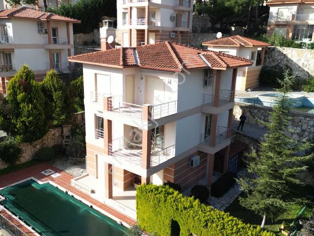 Kuşadası Soğucak'ta 500 M2 Arsa İçinde 5+2 Satılık Villa