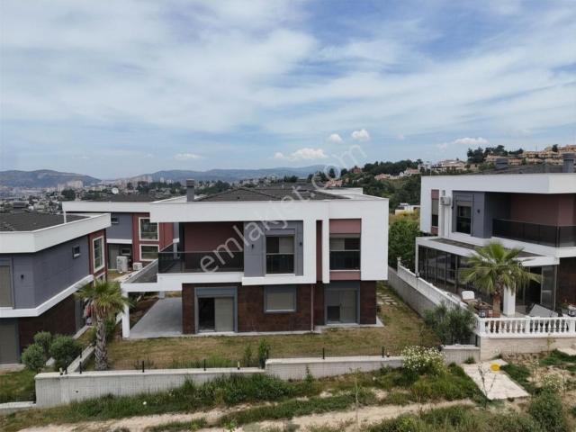 Kuşadası Soğucakta Bahçelı & Denız Manzaralı 4+1 Vılla