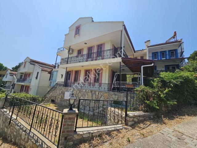 Kuşadası Soğucak'ta Havuzlu Sitede Müstakil 3+1 Tripleks