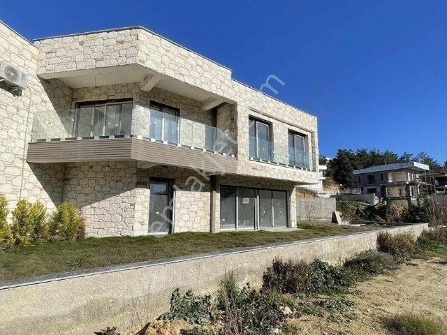 Kuşadası Soğucakta Köşe Konumlu Deniz Manzaralı Havuzlu Villa