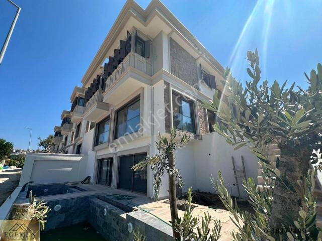 Kuşadası Soğucak'ta Özel Havuzlu Satılık 3+1 Villa