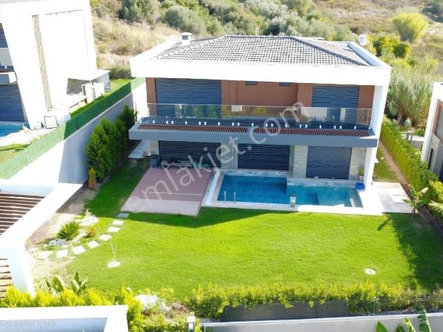 Kuşadası Soğucak'ta Satılık Müstakil Lüks Manzaralı Villa