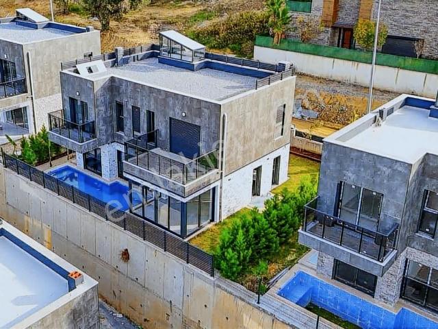 Kuşadası Soğucakta Satılık Deniz Manzaralı Havuzlu Villa