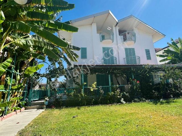 Kuşadası Soğucak'ta Satılık Havuzlu 4+1 Tripleks Villa
