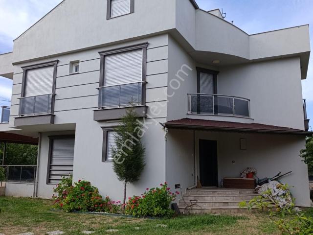 Kuşadası Soğucak Da Denize 500mt Deniz Manzaralı 6+1 Lüks Villa 310m2 Arsa İçinde.