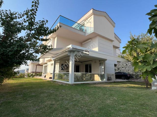 Kuşadası, Karaova, Köşe Konum, Geniş Bahçeli, Deniz Manzaralı 5+1 Villa