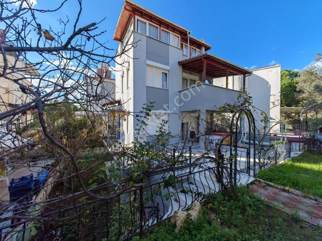 Kuşadası Soğucak Mevkinde Satılık 6 Oda +2 Salon 4.katlı Geniş Müstakil Villa Yazlık