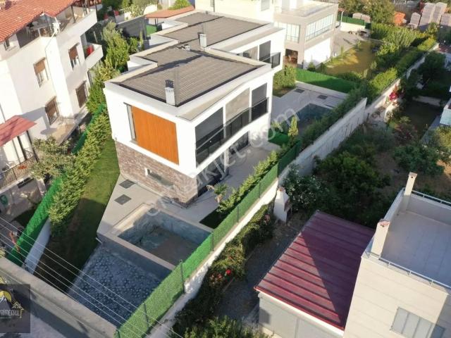 Kuşadası Soğucak Satılık Müstakil Arsa İçinde Özel Havuzlu Villa
