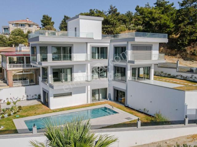 Kuşadası Soğucak’ta Panaromik Deniz Manzaralı Lüks Villa