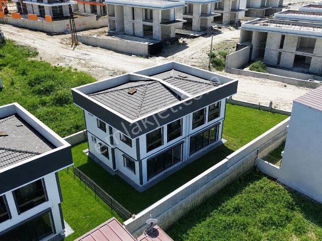 Kuşadası Soğucakda 3+1 Sıfır Yazlık Villa
