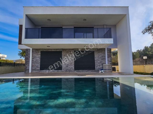 Kuşadası Soğucak'da Deniz Manzaralı Lüks Villa