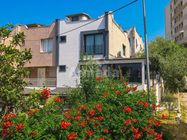 Kuşadası Türkmen'de Tamamen Yenilenmiş, Bahçeli Lüks Villa
