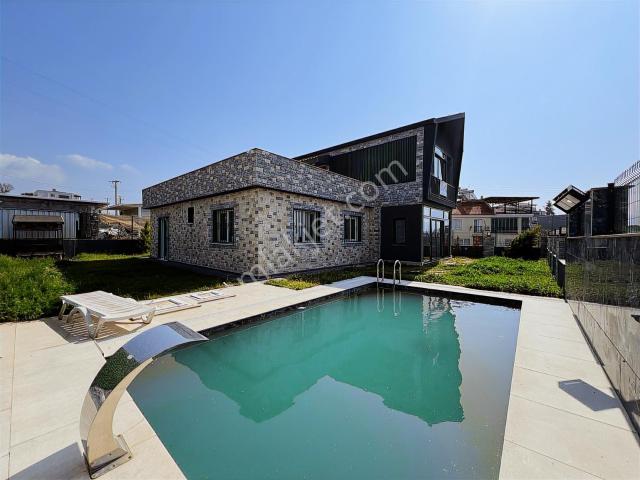 Kuşadası Yaylaköy'de Deniz Manzaralı Özel Havuzlu Lüks Villa
