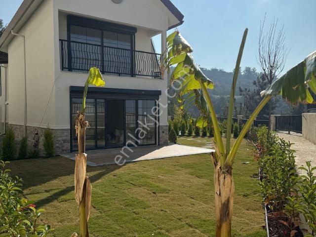 Kuşadası Yaylaköyde Deniz Ve Doğa Manzaralı Havuzlu Muhteşem Sitede Yerden Isıtmalı 2+1 Sıfır Villa