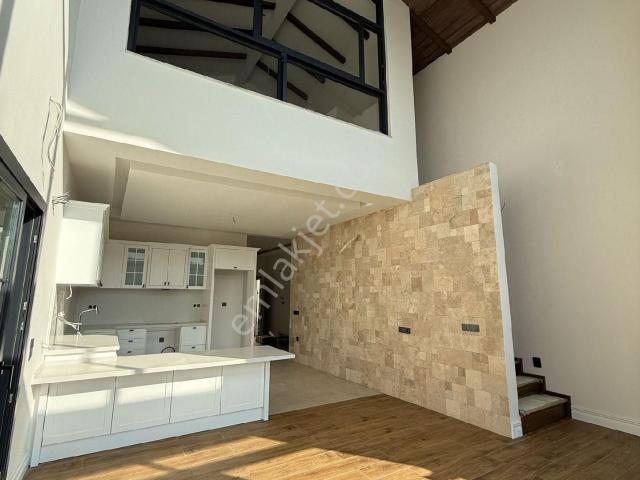 Kuşadası Yaylaköyde Deniz Ve Doğa Manzaralı Havuzlu Hobi Bahçeli Sitede Satılık 2+1 Sıfır Villa