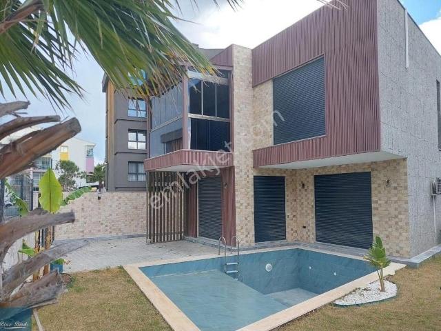Kuşadası Şehir Merkezinde Tam Müstakil Villa Özel Havuzlu