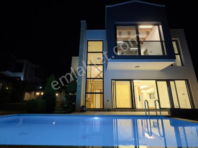 Kuşadası Soğucak'ta Deniz Manzaralı Kapalı Otoparklı Full Villa