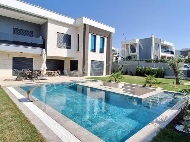 Kuşadası'nda 640 M2 Arsa İçerisinde 4+1 Eşyalı Müstakil Villa