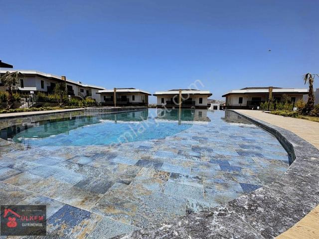 Kuşadasında Avm Lere Yakın Sıfır Havuzlu Sitede Lüks Villa