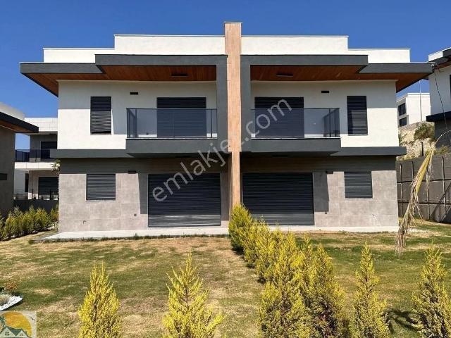 Kuşadası'nda Satılık 3+1 İkiz Otopark+havuz+yerden Isıtma Villa