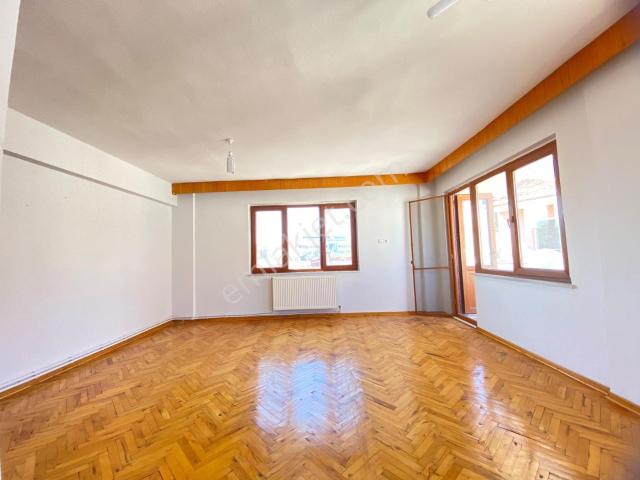 Kumyol Caddesine 3+1 Geniş Kiralık Daire