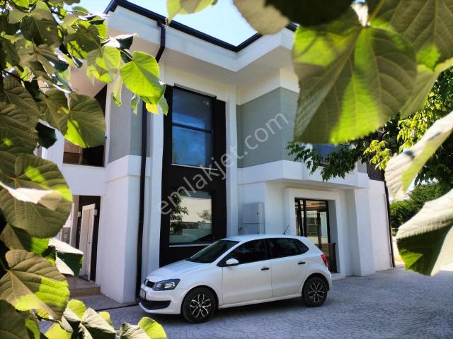 Kumbaba Da Denize Ve Plaja Yakın Havuzlu 225m2 5+1 Satılık Villa