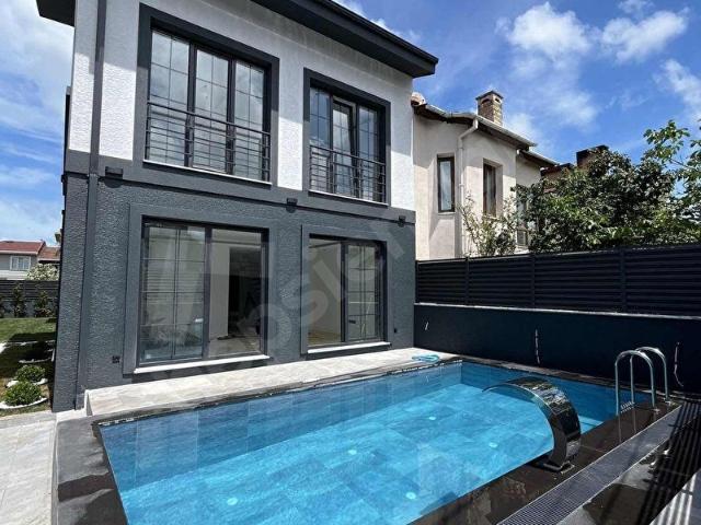 KUMBABA KAFELER CADDESİNDE HAVUZLU TRİPLEX SATILIK VİLLA