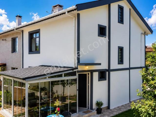 Kumbaba'da Ana Caddeye Yakın Masrafsız Triplex Satılık Villa