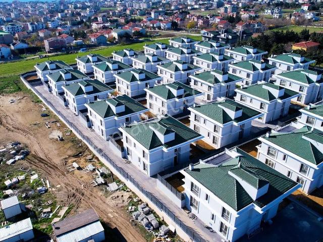 Kumburgaz'da Deniz Manzaralı Site İçi Havuzlu Müstakil Villa