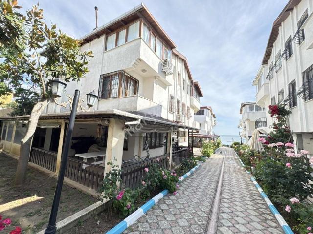 Kumburgazda Denize 50 Metre Site İçinde Eşyalı Satılık 5+2 Villa