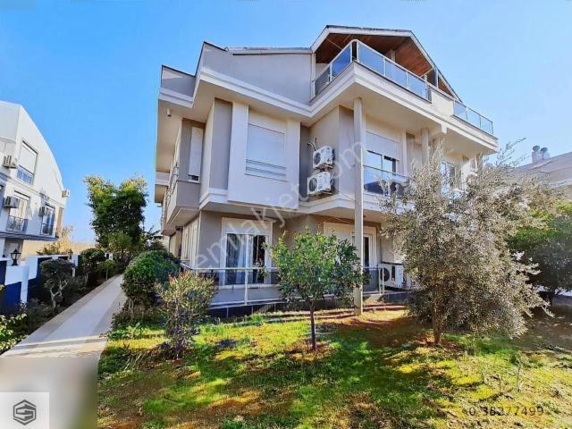 Kundu Turizm Yolunda Havuzlu Site'de 4+1 Tripleks Villa