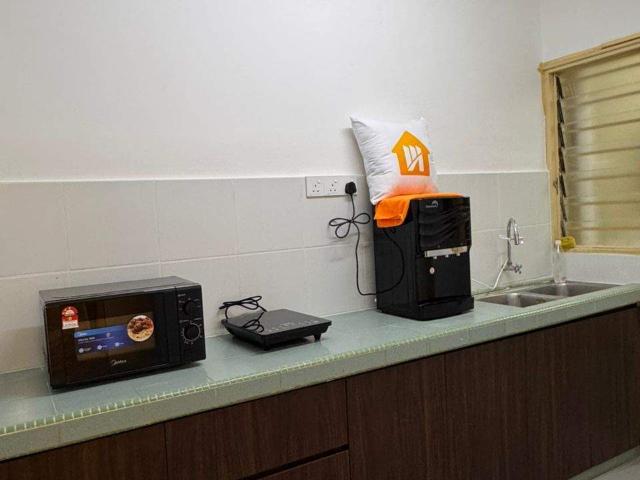 KUCHAI LAMA, NEAR MRT, De Tropicana Premium ️ Medium Room Fully Furnished @ 10” Mattress Aircond Wardrobe