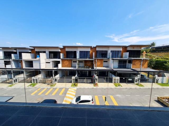 Kulai 3 Storey Terrace Bukit Seni DArt Hills 5 Beds 4 Baths