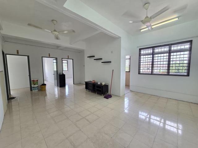 Kulai Taman Putri Shop Apartment 3 Beds Full Loan Freehold Good Condi