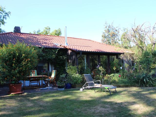 Kurzfristig: Wildromantisches Bungalow in großem Garten