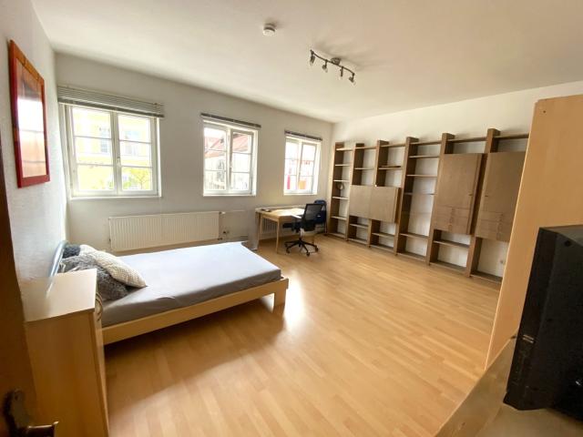 Kurzzeitmiete: Möbliertes Zimmer inklusive Gemeinschaftsküche und Gemeinschaftsbadezimmer