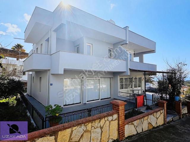 Kusadası Bilgikent Sitesinde Tadilatlı Uygun 3+1 Villa Satılık