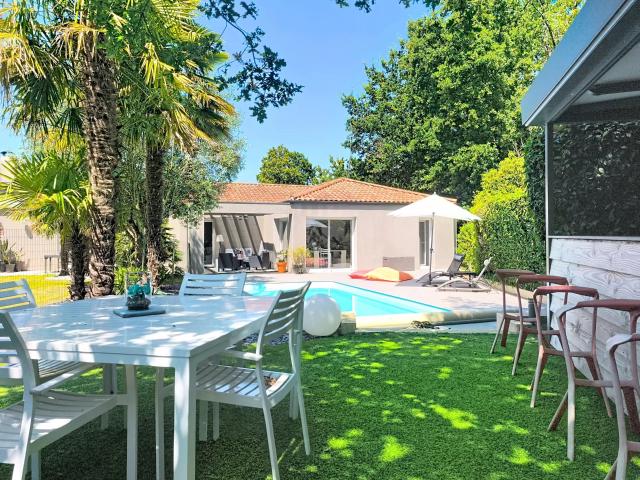 L’Équilibre Contemporain entre Ville et Littoral, Maison avec parc arboré et piscine