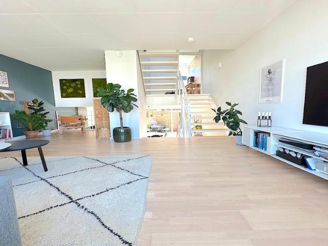 Lækkert rækkehus i tre etager, i unikt område, 1 år