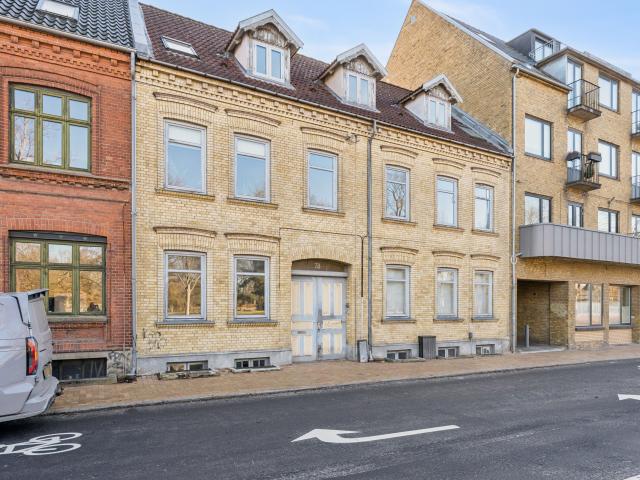 Lækker 2 værelses lejlighed med stor terrasse