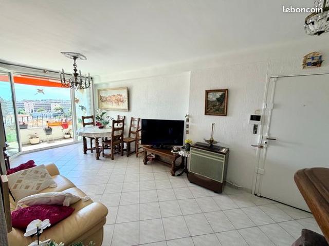 LA TIMONE T3 Lumineux et Traversant avec Balcon et Vue dégagée