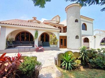 Hermosa casa con amplio jardín en La Molina