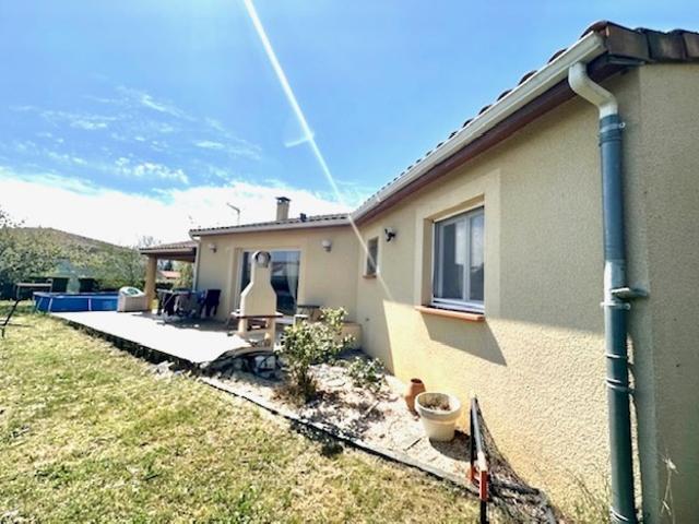 LA TOUR DU CRIEU: VILLA DE PLAIN PIED DE TYPE 4 A VENDRE DE 98 M2 ENVIRON AVEC GARAGE SUR UNE PARCELLE DE 83