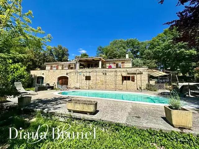 La Tour d'Aigues 84240 Achat / Vente maison 8 pièces t8 piscine terrasse