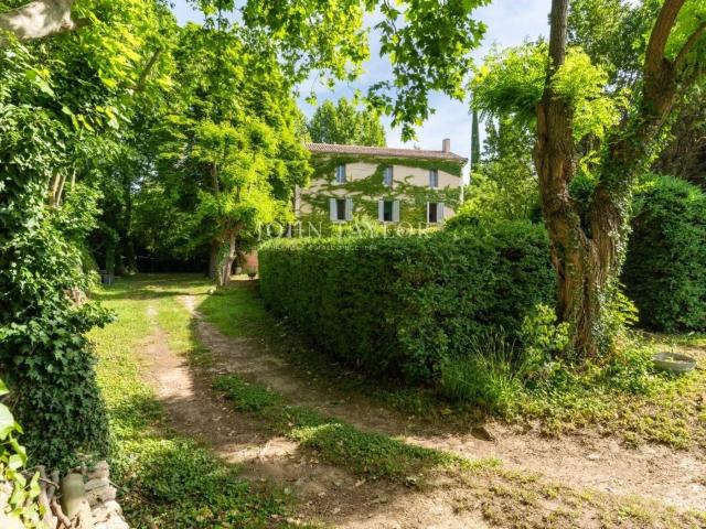 La Tour d'Aigues belle Bastide du XIXéme siècle avec jardin. 350m² La Tour d'Aigues